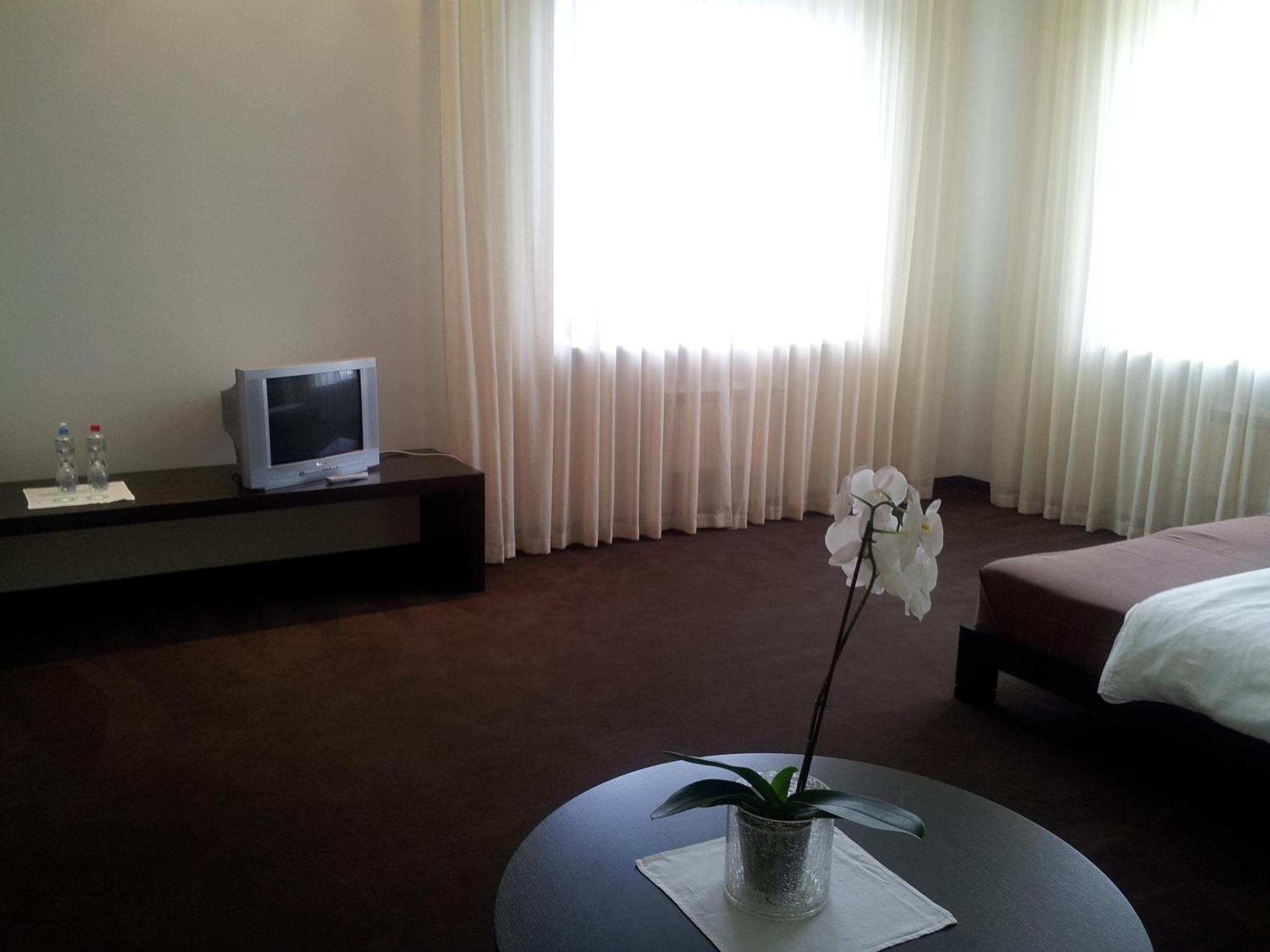 Xcelsus, Free Parking Hotel Rāmava Kültér fotó